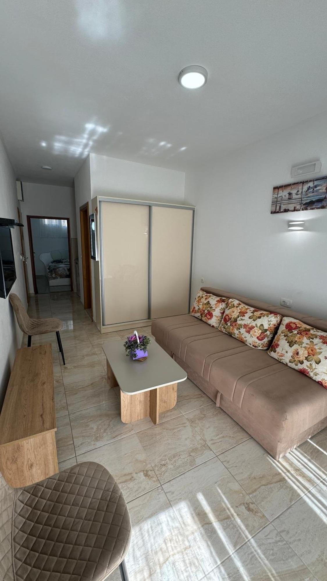 Apartment Harasta Lux *