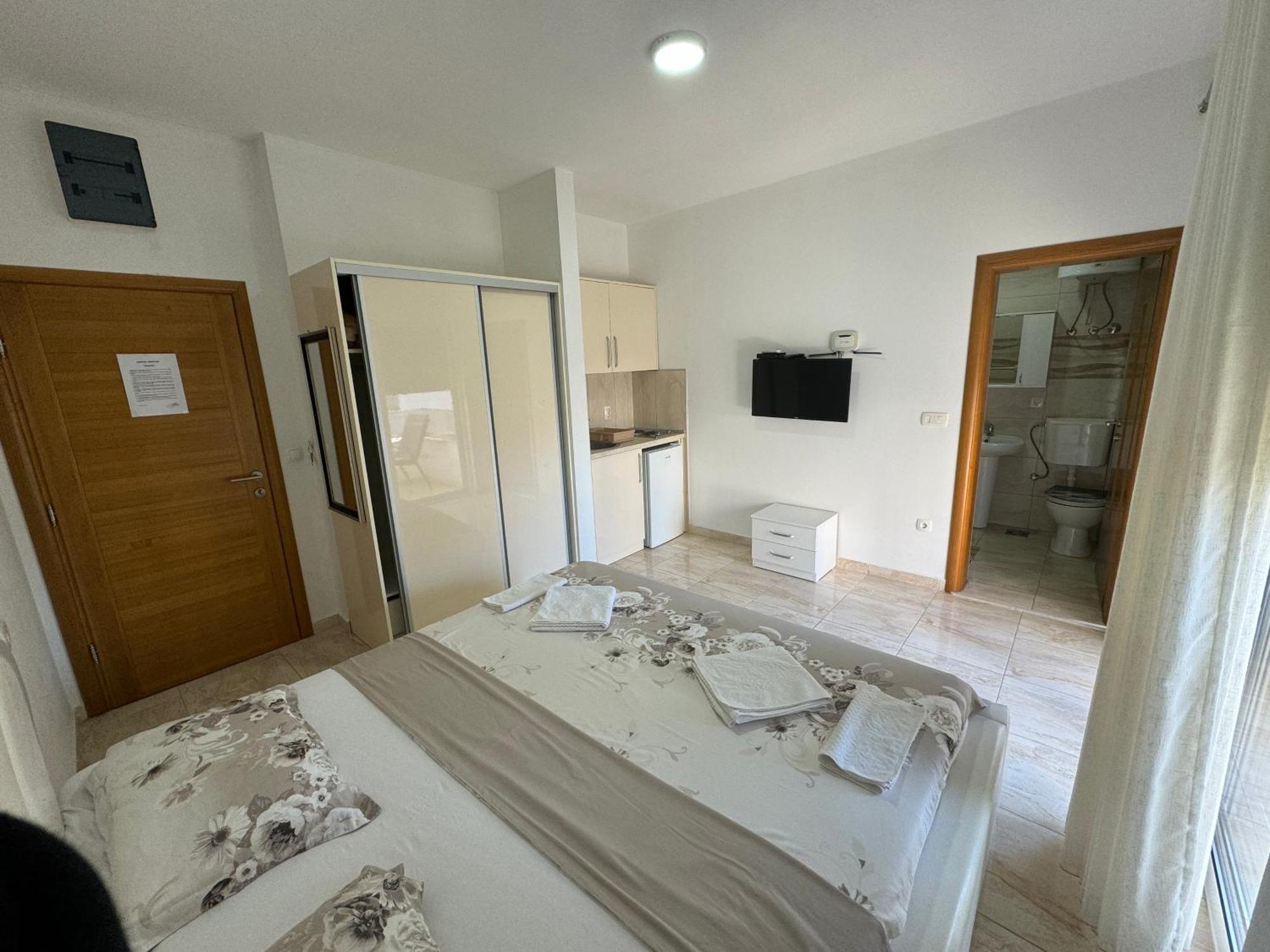 Apartment Harasta Lux *